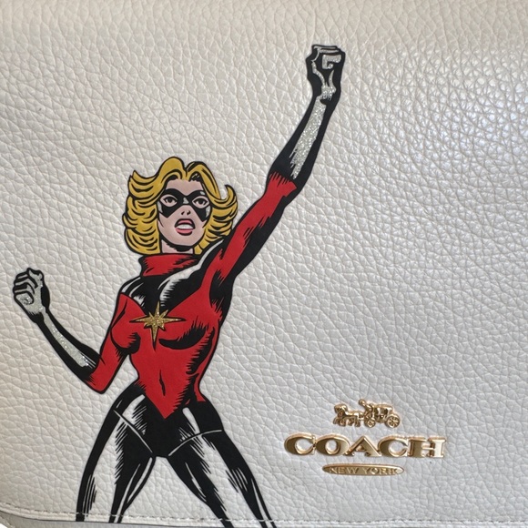 COACH x MARVEL Limited Ed. Jes Messenger With Carol Danvers - Picture 5 of 16
